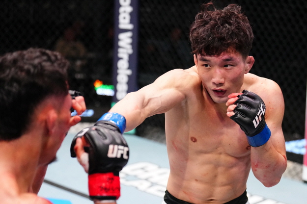 ▲ 이창호 vs 티미 쿠암바 / 사진 제공=UFC