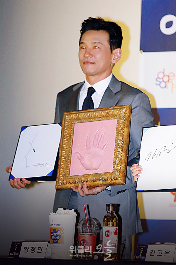 ▲ 제46회 청룡영화상 핸드프린팅 행사에서 배우 황정민 / 사진=양용은 기자