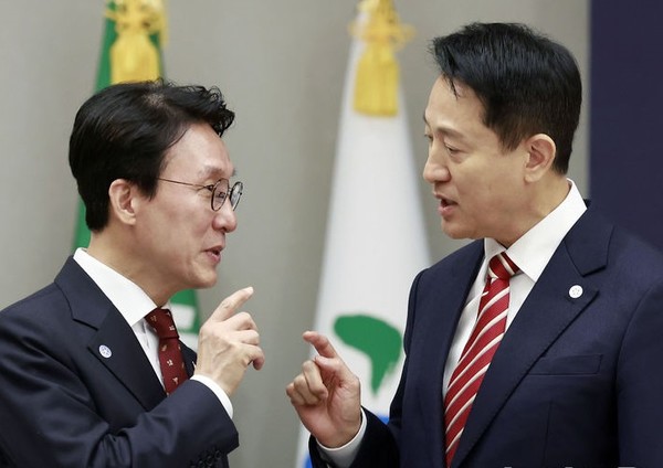 ▲오세훈 시장과 대화하는 김민석 총리. 뉴시스