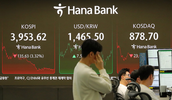 ▲ 지난 18일 오후 서울 중구 하나은행 딜링룸 전광판에 지수가 표시되고 있다. 사진=뉴시스