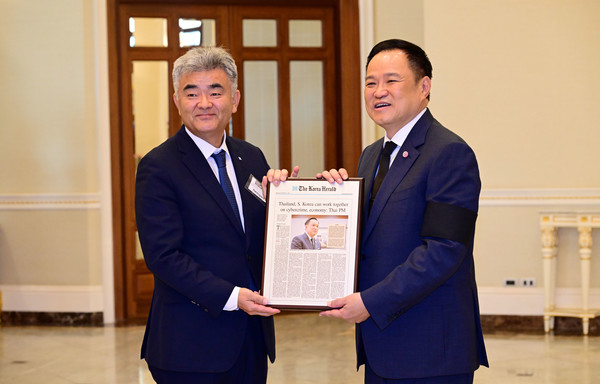 대우건설 정원주 회장(왼쪽)과 태국 아누틴 찬위라꾼 총리가 면담 후 기념촬영을 하고 있다. (사진=대우건설)