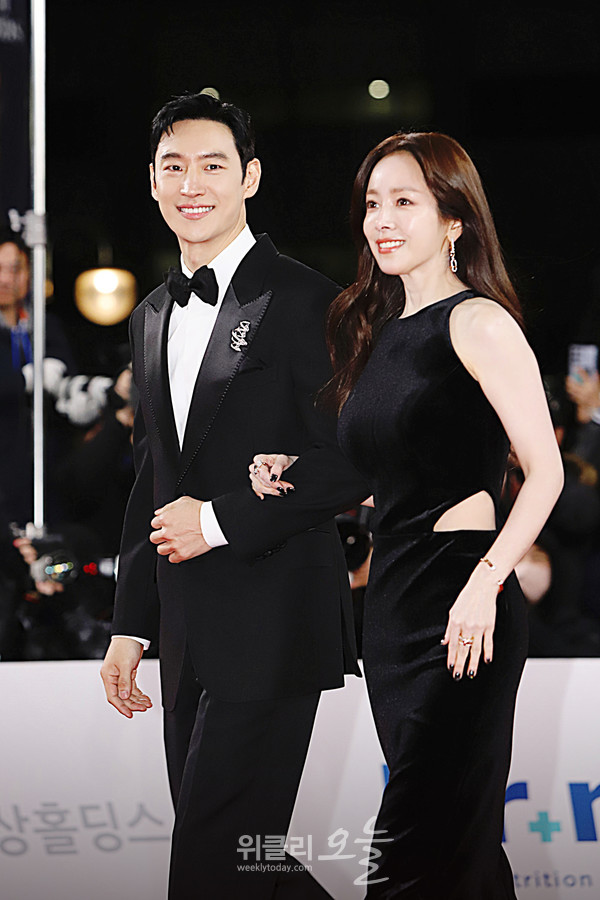 ▲ 제46회 청룡영화상 시상식 레드카펫 행사에서 MC 이제훈(왼쪽), 한지민 / 사진=양용은 기자