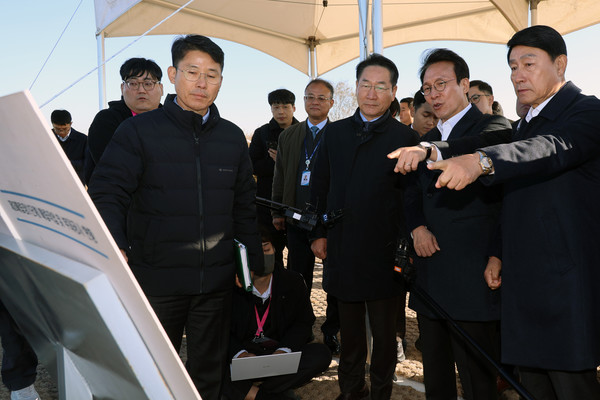 김민석 국무총리가 21일 인천 서구 수도권매립지를 방문, 3-1매립장 위생매립 현황 및 2매립장 상부공간 활용대책에 대해 브리핑을 받으며 유정복 인천시장 및 참석자들과 대화하고 있다. 2025.11.21.