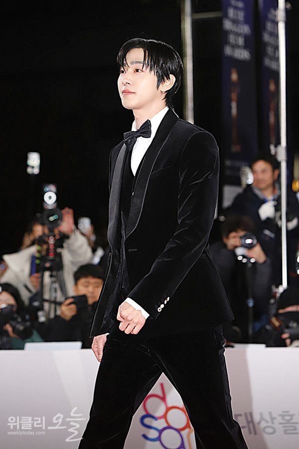 ▲ 제46회 청룡영화상 시상식 레드카펫 행사에 참석한 배우 안효섭이 입장하고 있다. / 사진=양용은 기자