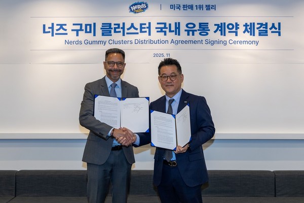 ▲ 매일유업 너즈 구미 클러스터 국내 유통 계약 체결식 사진((좌)페라라 캔디 컴퍼니의 Guillaume Simon 해외사업총괄(Chief International Officer), 매일유업 곽정우 대표이사)