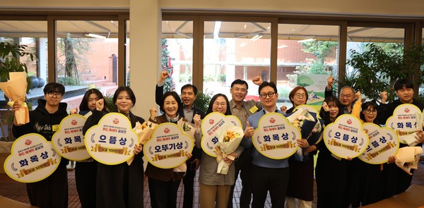 ▲ 제5회 푸드 에세이 공모전 수상자 단체사진