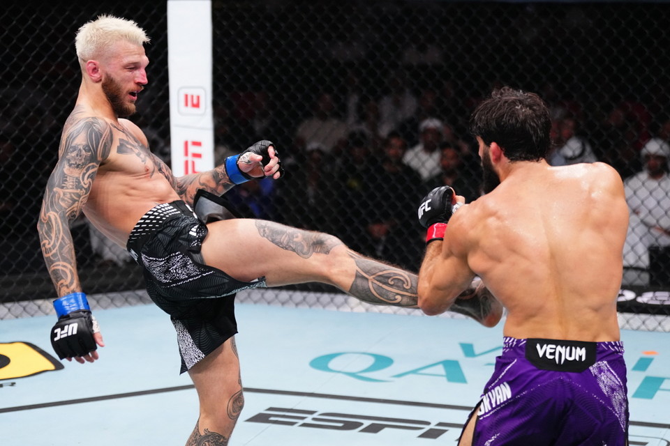 ▲ 댄 후커 vs 아르만 사루키안 / 사진 제공=UFC