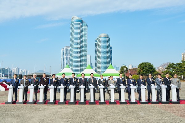 아이파크마리나와 HDC현대산업개발이 24일 부산 수영만요트경기장 재개발 착공식을 진행했다. (사진 왼쪽 일곱 번째부터 주진우 국회의원, 안성민 부산시 의회 의장, 박형준 부산시장, 이성용 아이파크마리나 대표, 정경구 HDC현대산업개발 대표) (사진=HDC현산)