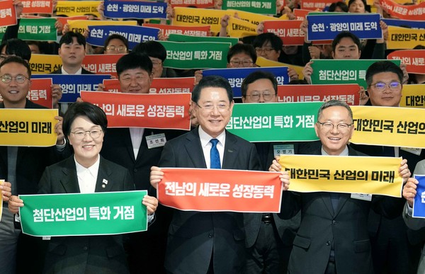 ▲​▲김영록 전라남도지사가 25일 서울 여의도 CCMM빌딩 컨벤션홀에서 열린 ‘RE100 미래첨단 국가산단 유치 포럼 및 결의대회’에서 참석자들과 퍼포먼스를 하고 있다./전남도 제공​