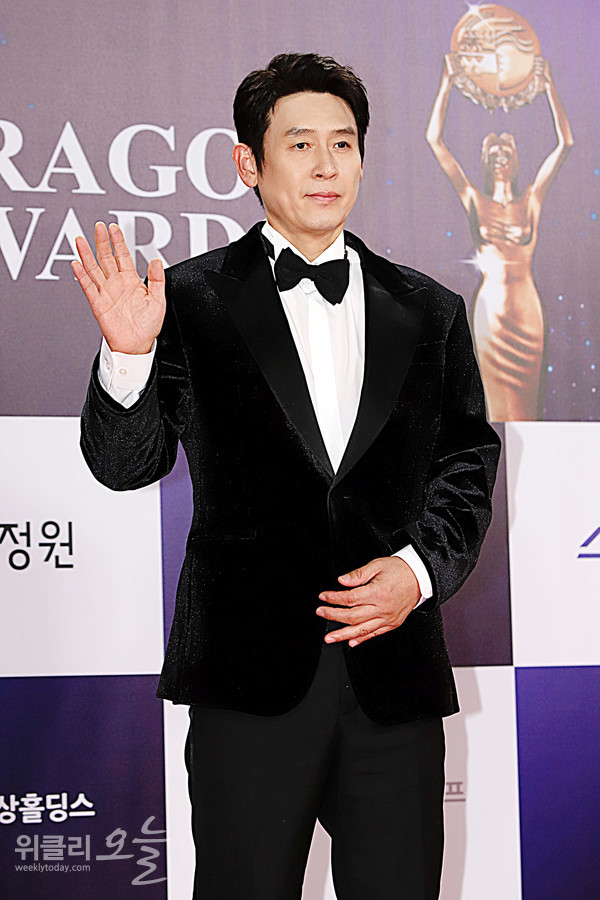 ▲ 제46회 청룡영화상 시상식 레드카펫 행사에 참석한 배우 설경구가 포즈를 취하고 있다. / 사진=양용은 기자