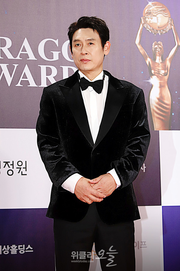 ▲ 제46회 청룡영화상 시상식 레드카펫 행사에 참석한 배우 설경구가 포즈를 취하고 있다. / 사진=양용은 기자