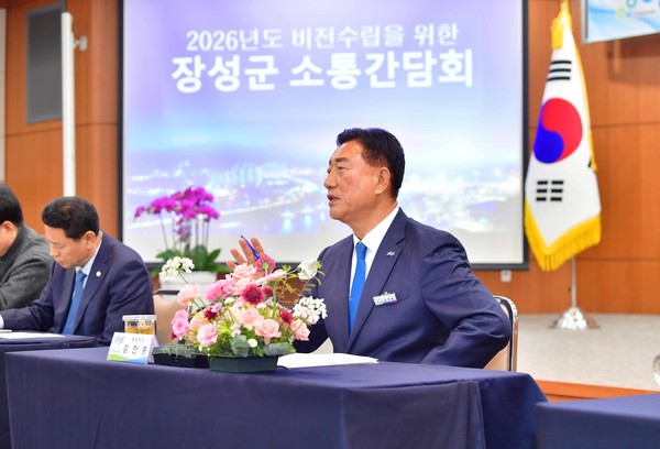 ▲김한종 장성군수가 24일 열린 소통간담회에서 내년도 주요 군정에 대해 설명하고 있다./장성군 제공