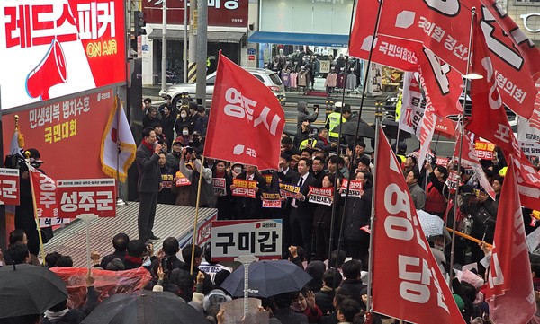 국민의힘 장동혁 대표가 25일 구미역 광장에서 열린 민생회복과 법치수호 국민대회를 열고 발언 하고 있다. 지난 주말 PK(부산·울산·경남)에 이어 내번째다.(사진/장지수 기자)