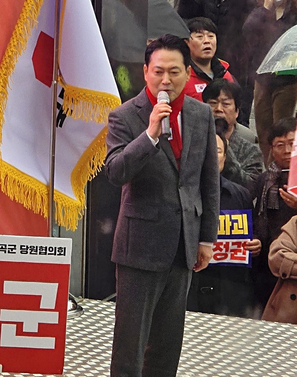 25일 오후 4시 경 구미역 광장에서 개최된 민생회복 법치수호 경북 국민대회에서 차분한 분위기 속에 목소리 톤을 낮추어 이재명을 직격하고있는 장동혁 국민의힘 당대표. (사진/장지수 기자)