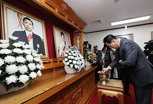 25일 구미역 광장 국민대회에 앞서 오전 박정희 전 대통령 생가에서 헌향하고있는 장동혁 국민의힘 당대표(사진/장지수 기자)