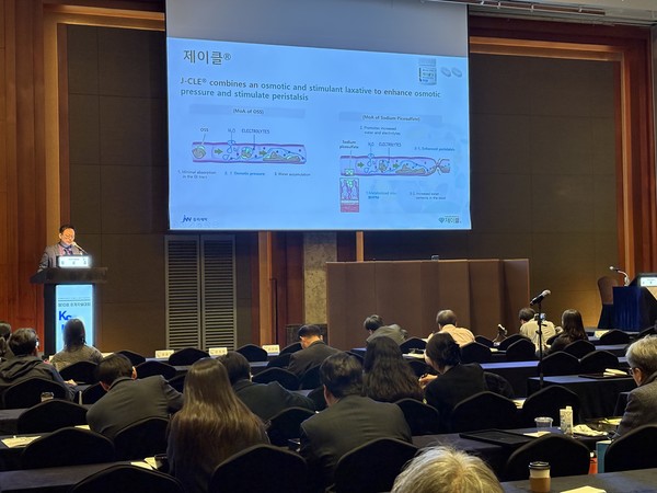 ▲ JW중외제약은 지난 23일 롯데호텔 서울에서 ‘제이클 정’ 심포지엄을 개최하고 내과 전문의를 비롯한 의료진과 함께 약효, 안전성, 복약 순응도를 공유했다.