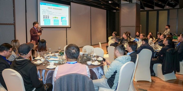 ▲25일 상하이에서 열린 광양만권 하동지구 투자유치 설명회에서 관계자가 대송산단·갈사산단 등 하동지구 인프라와 투자환경을 소개하고, 중국 현지 기업들을 대상으로 프레젠테이션을 진행하고 있다./광양경자청 제공