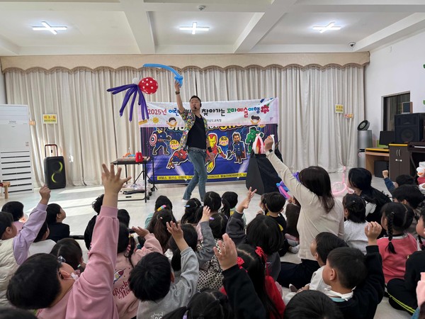 ▲유아들을 대상으로 한 ‘찾아가는 꼬마예술여행’ 벌룬쇼가 펼쳐지고 있다./전남교육청 제공