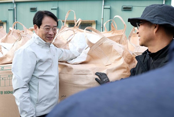 ▲ 강진원 강진군수가 지난 11일 수매현장을 방문해 격려하고 있다./강진군 제공