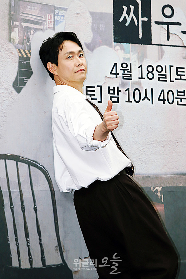 WT포토] 오정세, '가치있는 포즈' ('모자무싸' 제작발표회) < 포토뉴스 < 문화/연예/스포츠 < 기사본문 - 위클리오늘