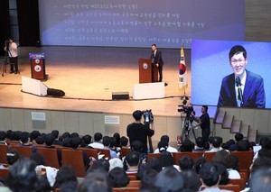 [위클리오늘] <b>문형배</b> 전 <b>헌법재판관</b>, 전남교육청 민주시민 토크콘서트 ...
