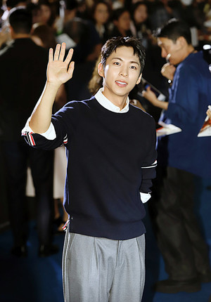 [WT포토] 주종혁, '훈훈한 넘치는 손인사'('<b>북극성</b>' <b>쇼케이스</b>)