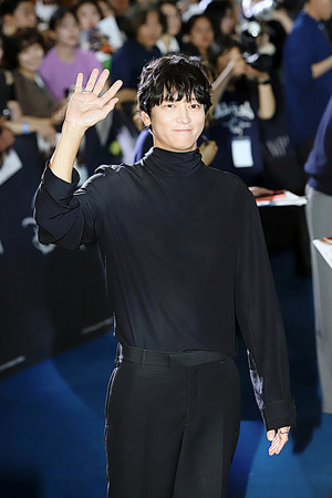 [WT포토] 강동원, '여심 녹이는 손인사'('<b>북극성</b>' <b>쇼케이스</b>)