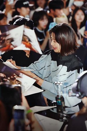 [WT포토] 전지현, 쏟아지는 사인 요청('<b>북극성</b>' <b>쇼케이스</b>)