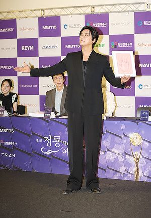 [WT포토] 주지훈, '소중한 핸드프린팅' (청룡시리즈어워즈 핸드프린팅)