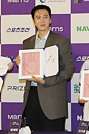 [WT포토] 이광수, '핸드프린팅 들고 환한 미소' (청룡시리즈어워즈 핸드...